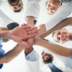 IStock TeamHände543351810